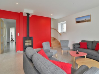 Le coin détente avec TV et poêle à bois.