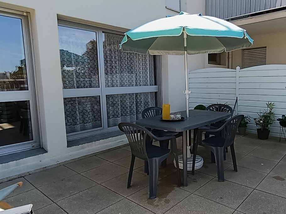 A lovely 25 m² terrace with garden furniture, 1 sun lounger and 1 parasol. The terrace overlooks lush green surroundings.