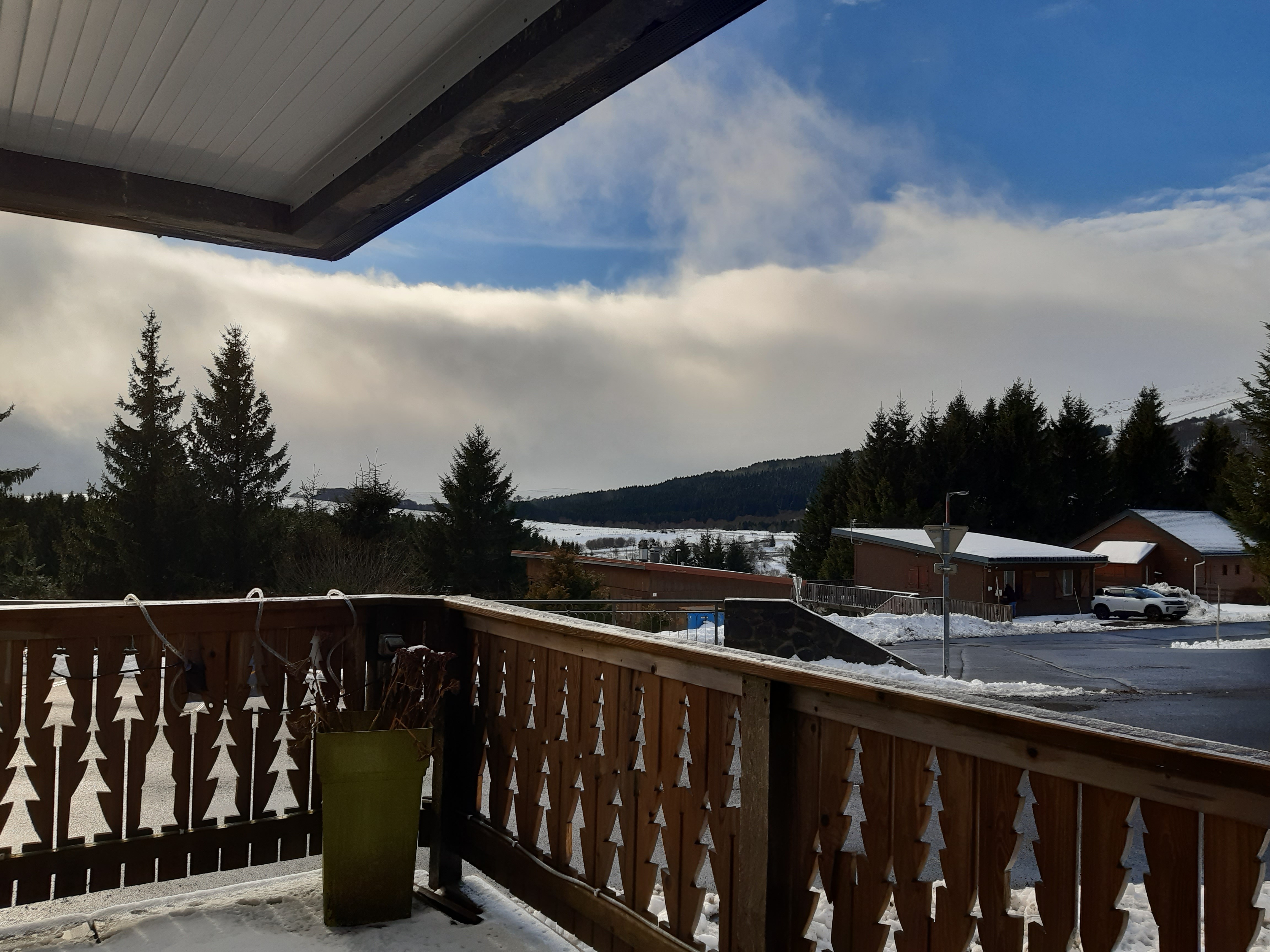 Terrasse SUD - Gîte Les Coquelicots - Super Besse (Puy de Dôme, 63)