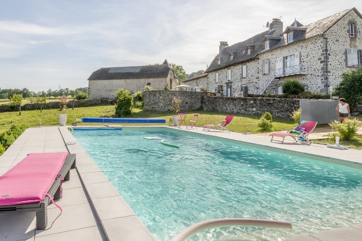 une belle piscine avec ses plages plein sud pour le farniente