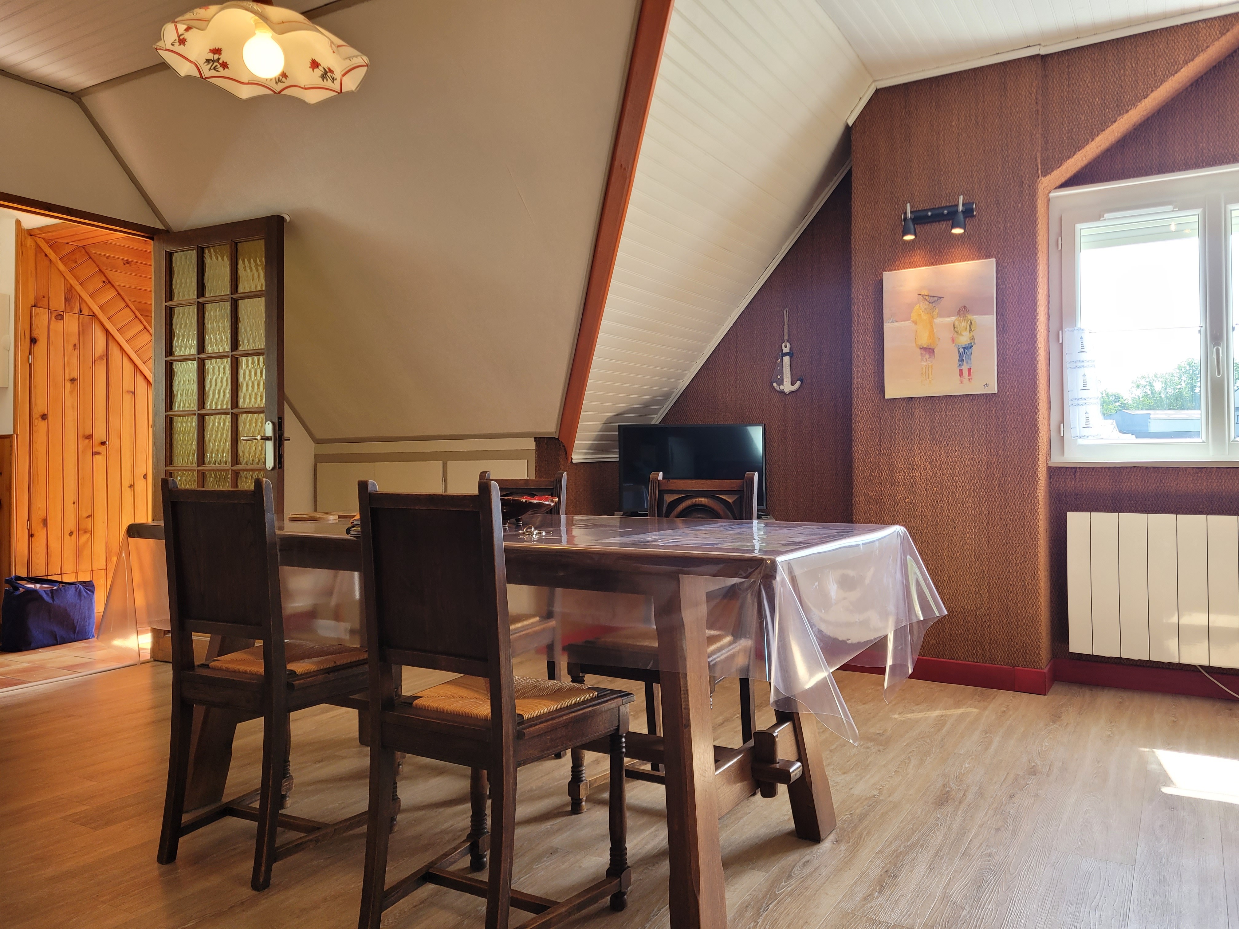 Location de vacances Paimpol, Clévacances, pièce de vie avec salon, table à manger