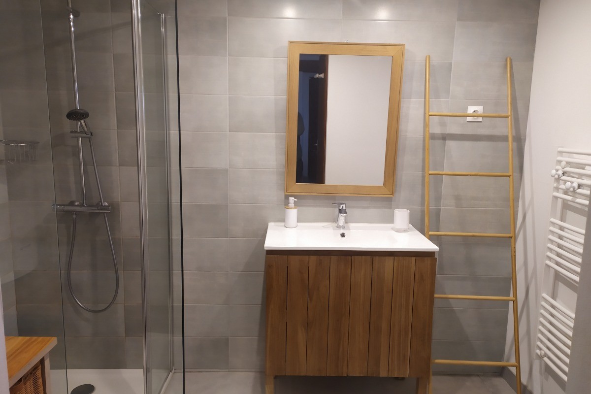 Salle de bain avec douche à l'italienne .
WC
