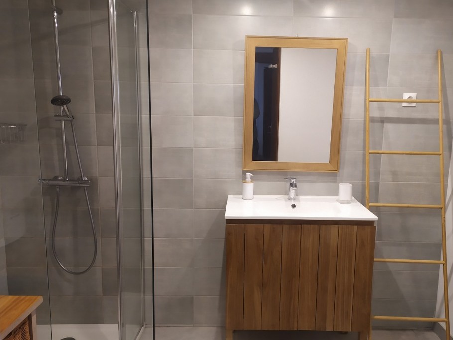 Salle de bain avec douche à l'italienne .
WC