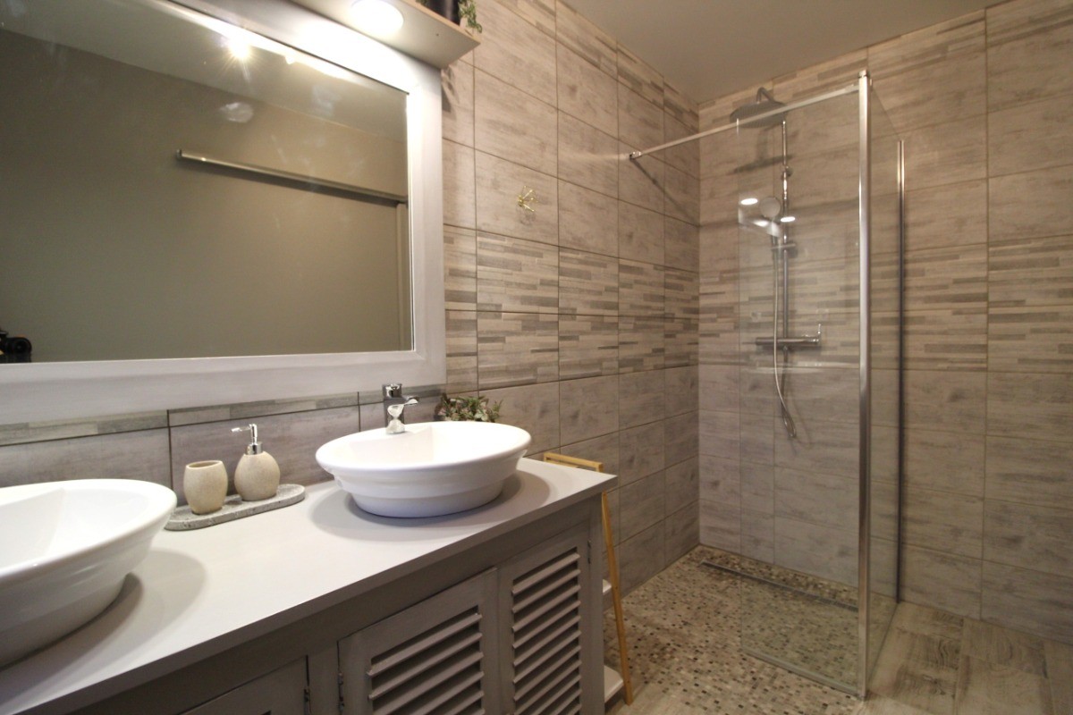 Gîte Le Marana Saint Léonard - Salle d'eau avec douche italienne