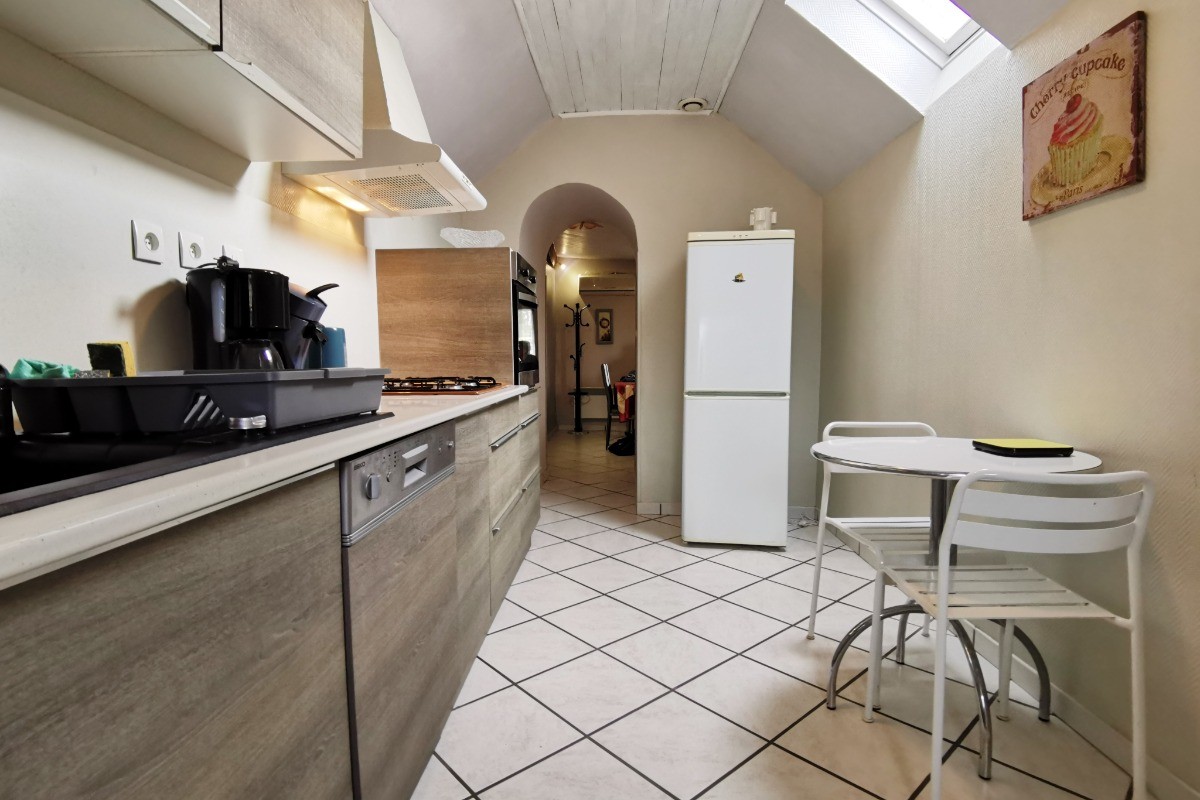 cuisine avec accès sur le séjour