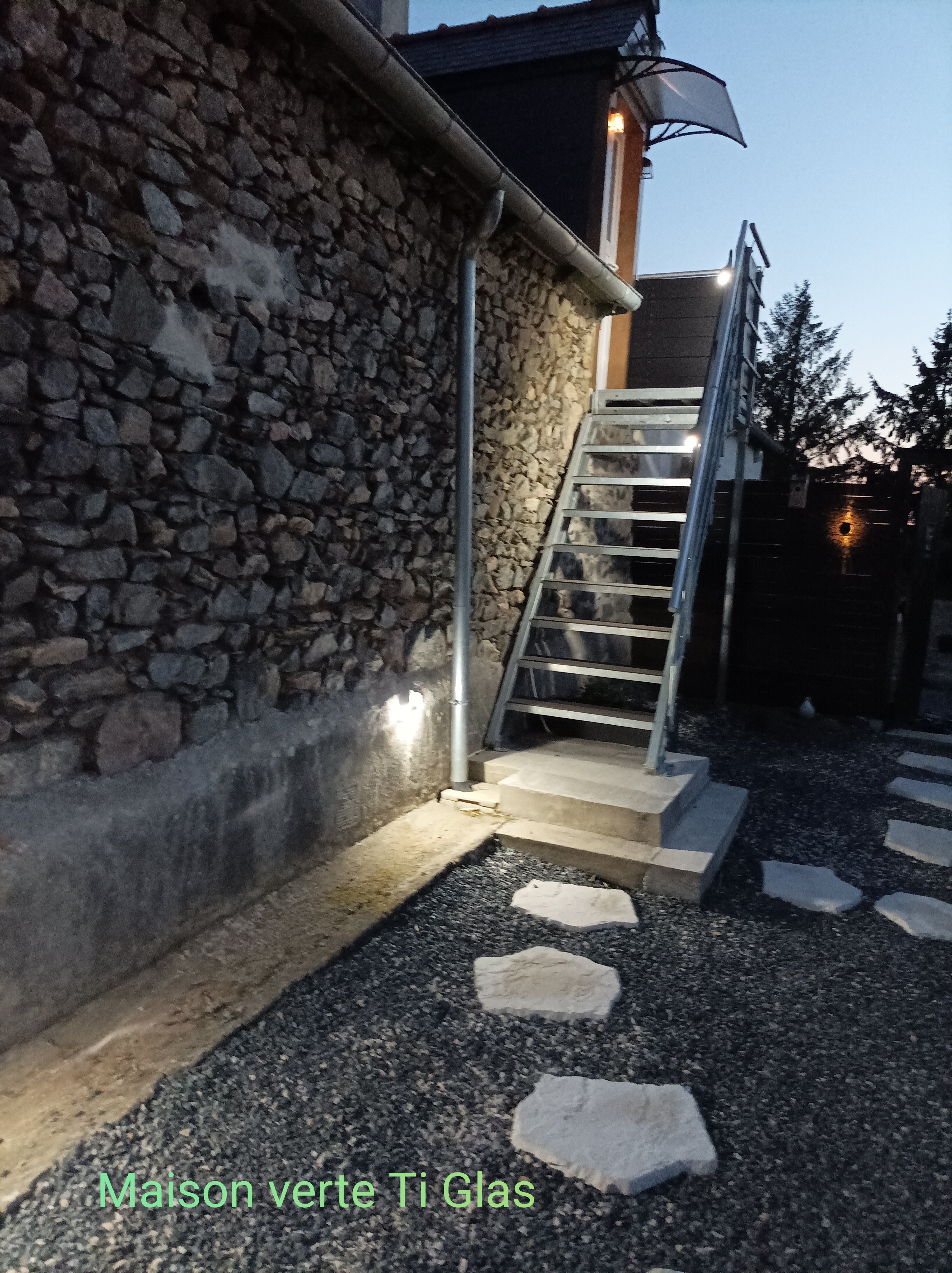 BIGOT, Pludual, Clévacances holiday rental, well-lit entrance 