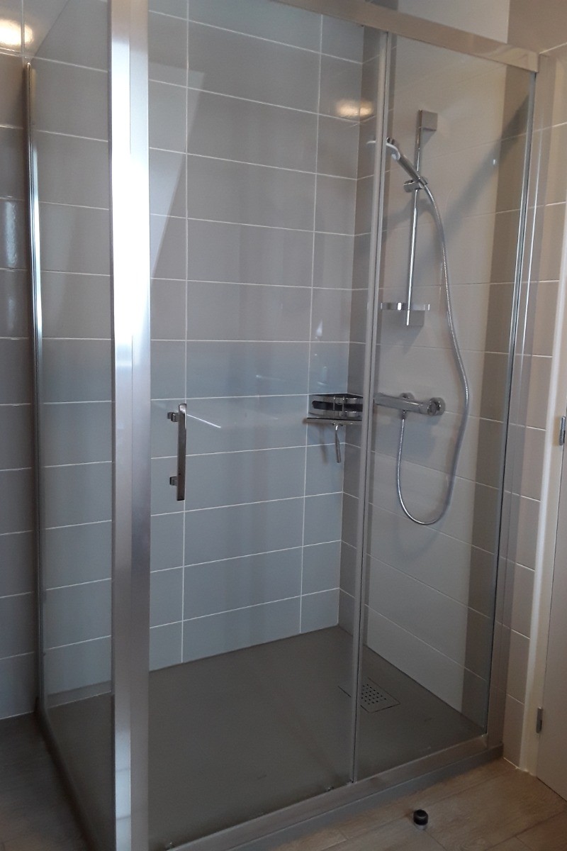 SDB commune chambre bleue et chambre grise