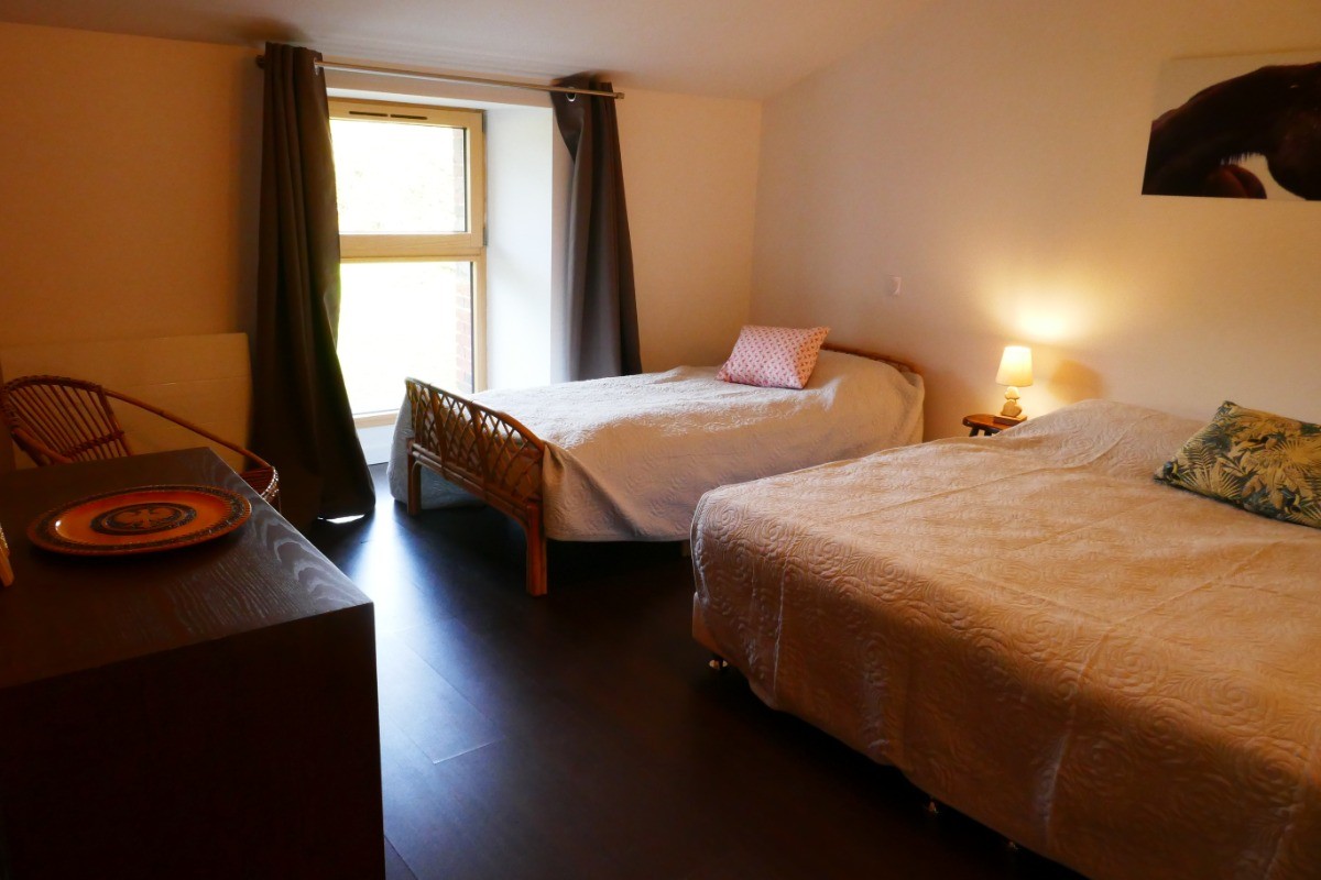 Chambre à l'étage : 2 lits en 90 rapprochés + 1 lit en 90