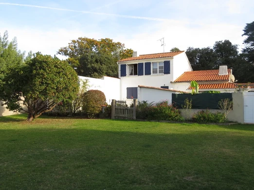 Arrière de la maison vue du jardin (appartement à l'étage)