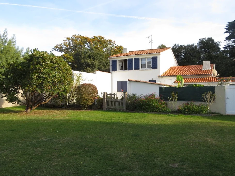 Arrière de la maison vue du jardin (appartement à l'étage)