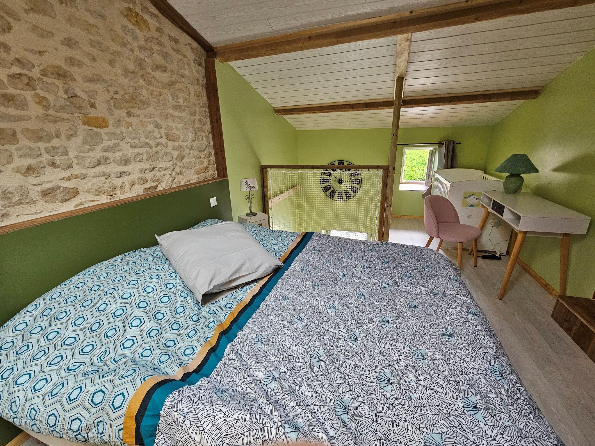 Avec bureau et lit bébé avec matelas