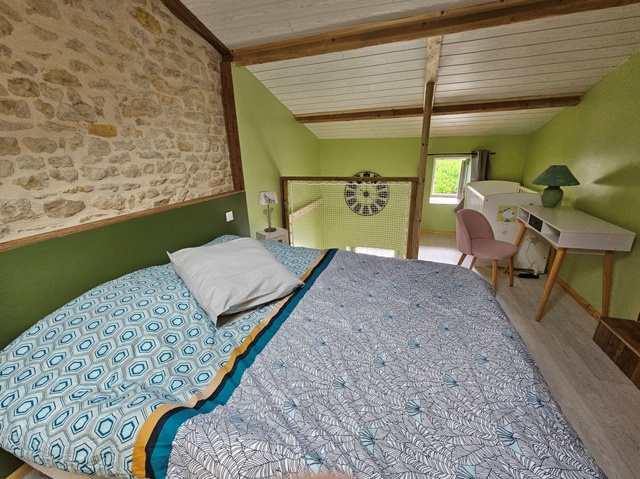 Avec bureau et lit bébé avec matelas