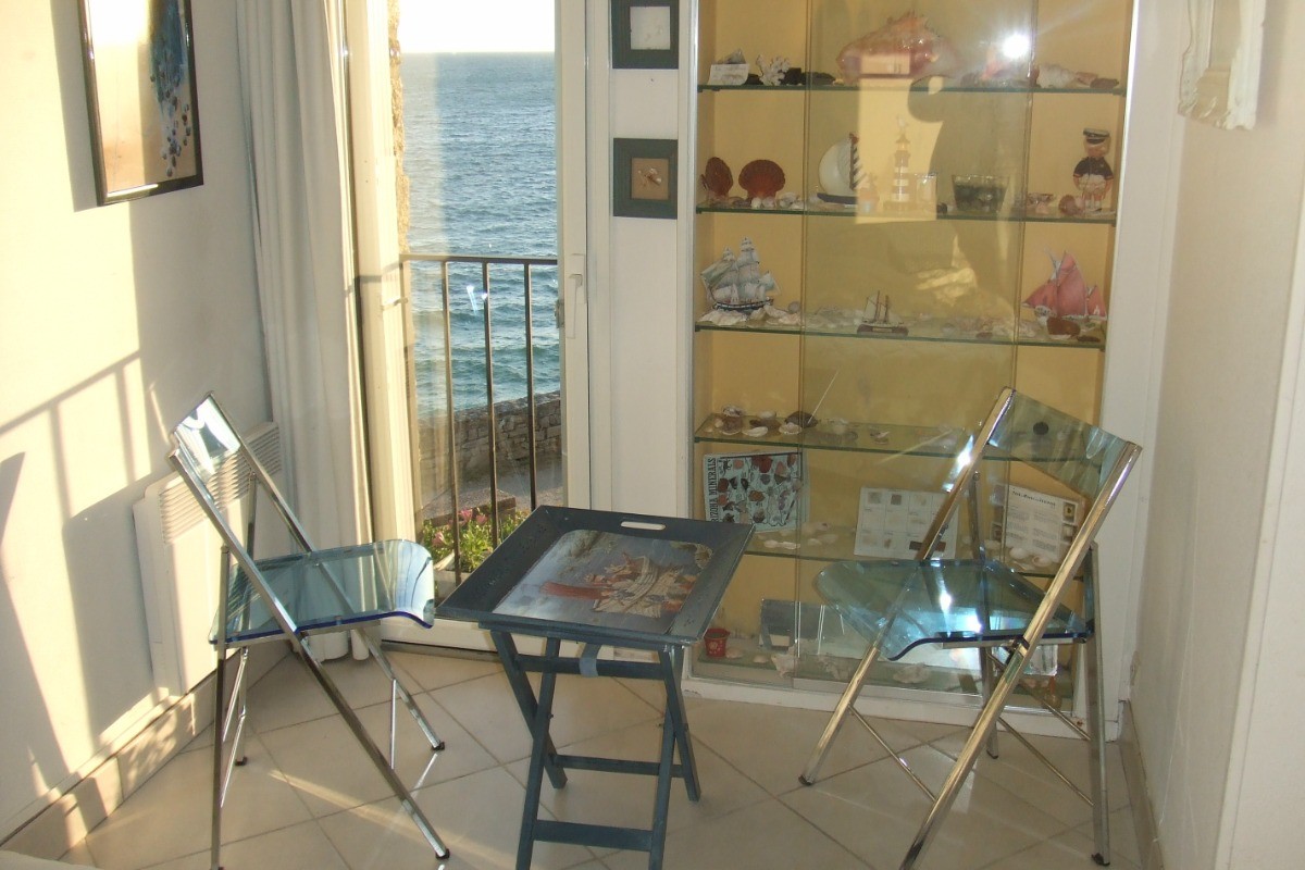 CHAMBRE -SALON SUR MER