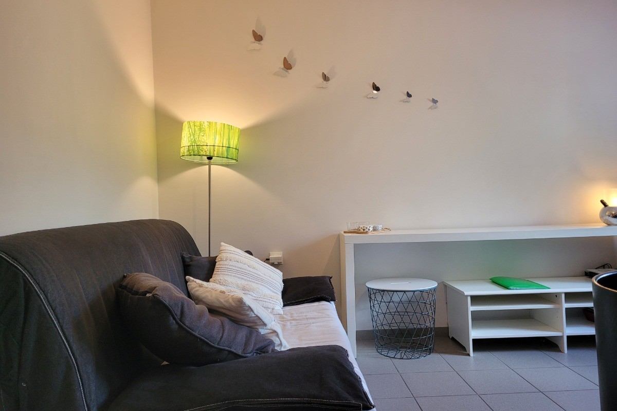 LABARRE, location, Clévacances, Paimpol, la pièce de vie avec espace salon, table à manger, et cuisine aménagée