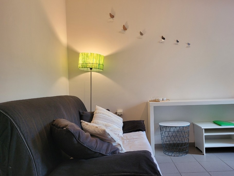 LABARRE, location, Clévacances, Paimpol, la pièce de vie avec espace salon, table à manger, et cuisine aménagée