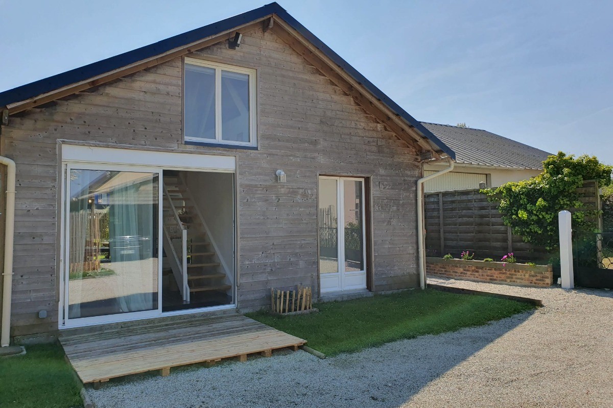 Façade du gîte côté cour avec stationnement privatif