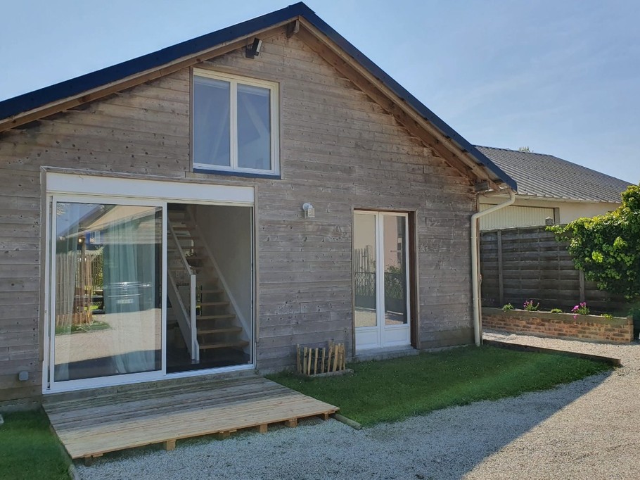 Façade du gîte côté cour avec stationnement privatif