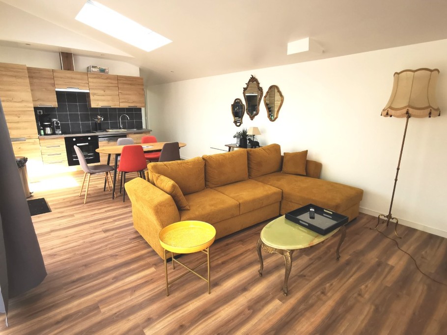 Agréable pièce de vie particulièrement ensoleillée grâce à ses larges baies vitrées. Coin cuisine bien équipée, coin séjour et coin salon (canapé convertible pour 2 personnes 140 x 190 cm).