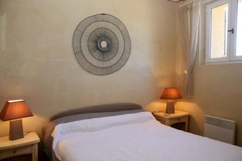 Chambre 3 avec un lit en 140