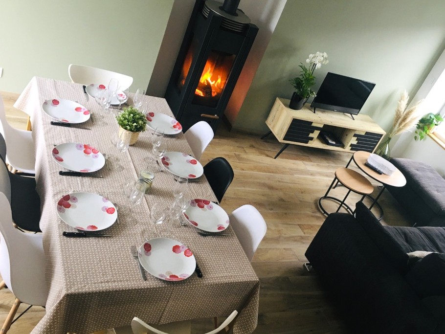 Grande pièce de vie lumineuse avec coin cuisine, coin salon et coin séjour. Accès à la terrasse par la baie vitrée côté séjour.