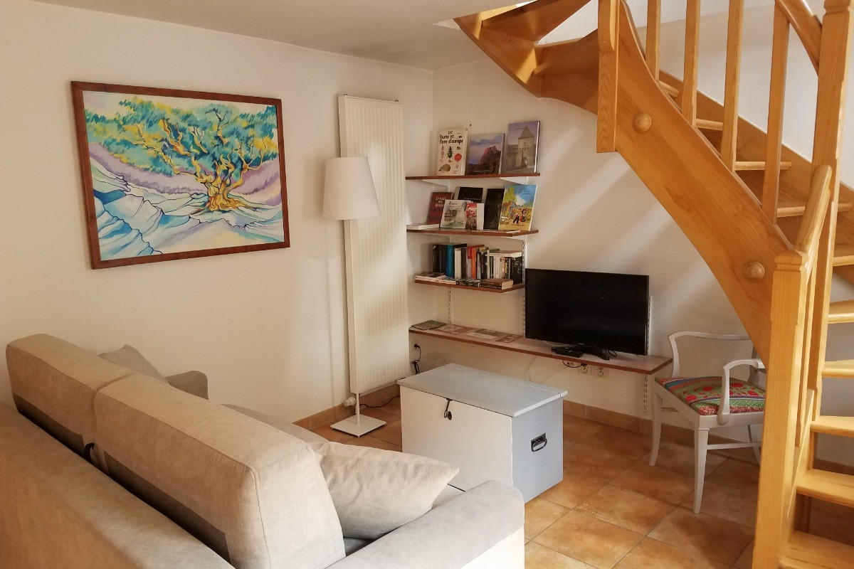 Salon et escalier montant dans la chambre, canapé-lit de 140 cm