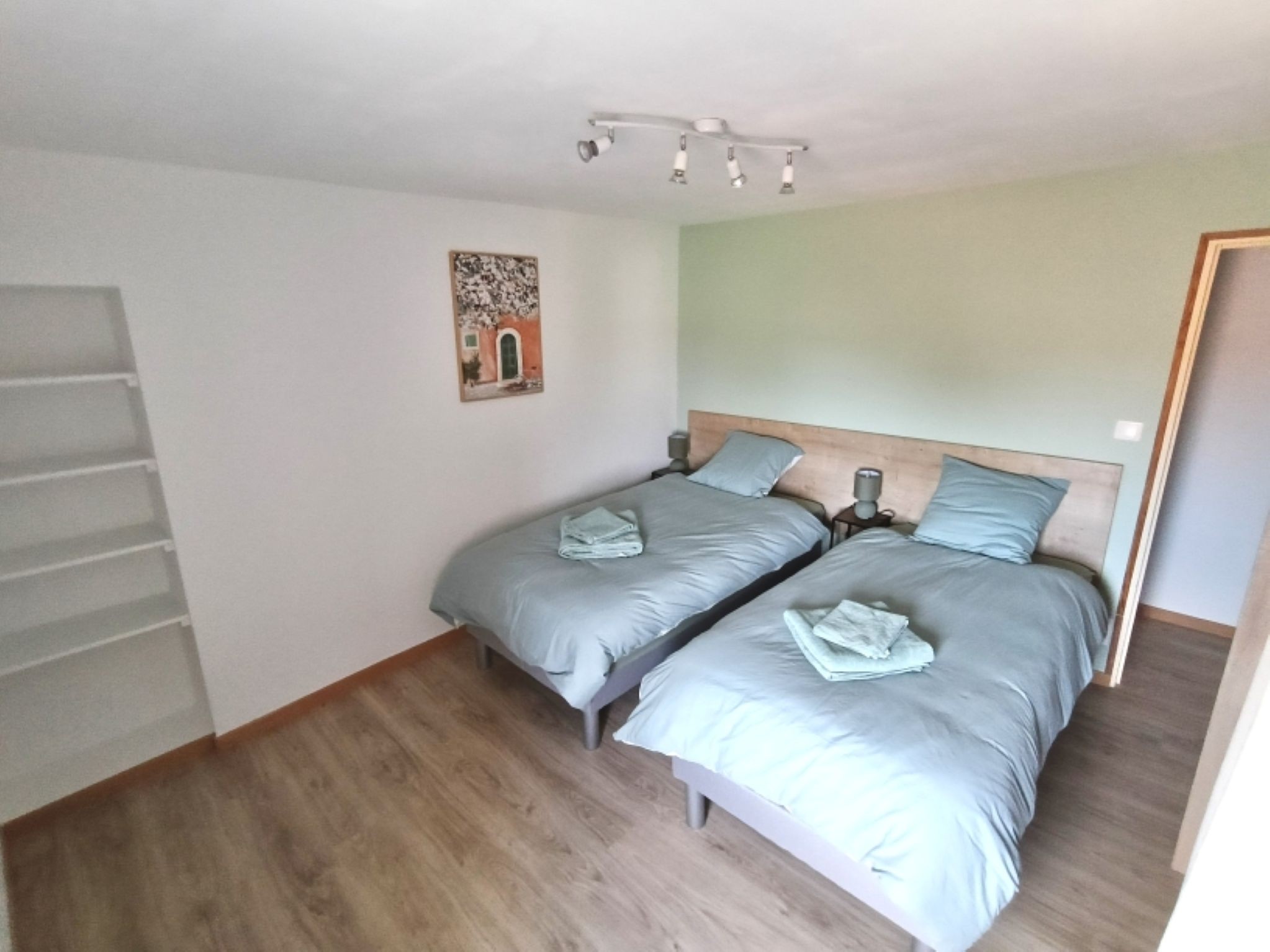 Room for 2 with 2 x 80 cm beds in the O Scope gite next to Futuroscope
