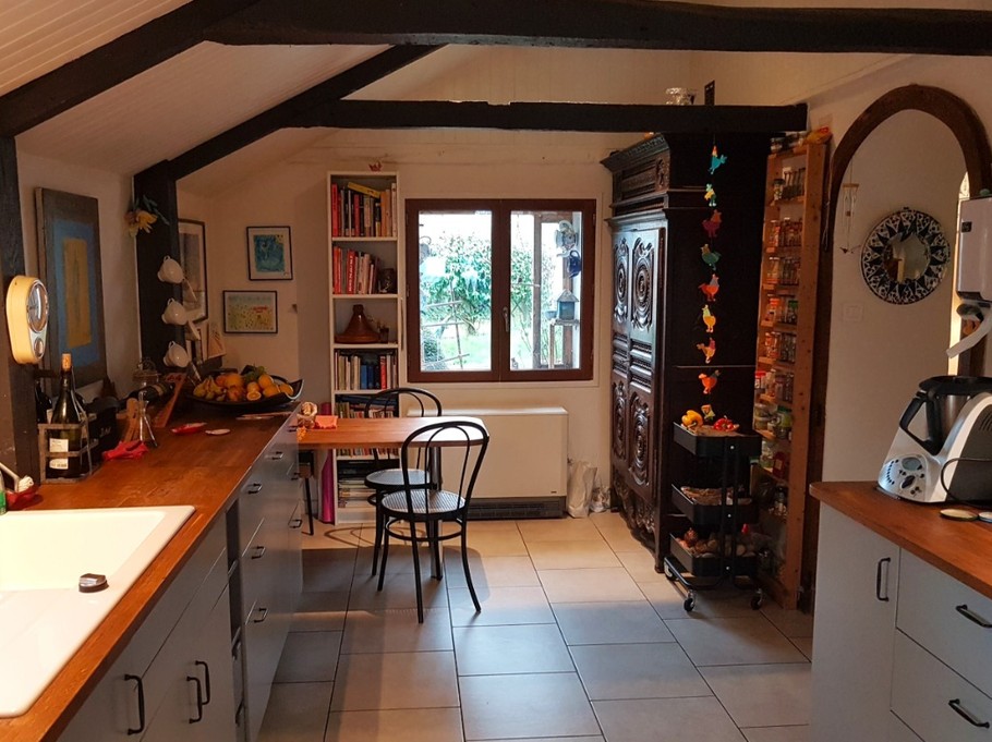 Cuisine où vous pourrez discuter avec Evelyne au fourneau pour le petit déjeuner ou la table d'hôtes, stocker quelques réserves au réfrigérateur, vous faire réchauffer un repas, etc.