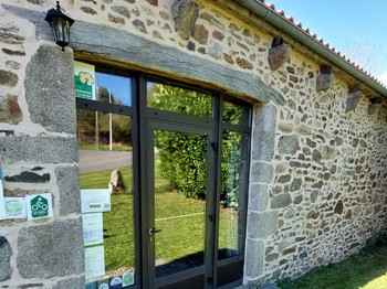 Porte d'entrée d'une ancienne grange rénovée, accueillant les visiteurs dans une maison d'hôtes de charme