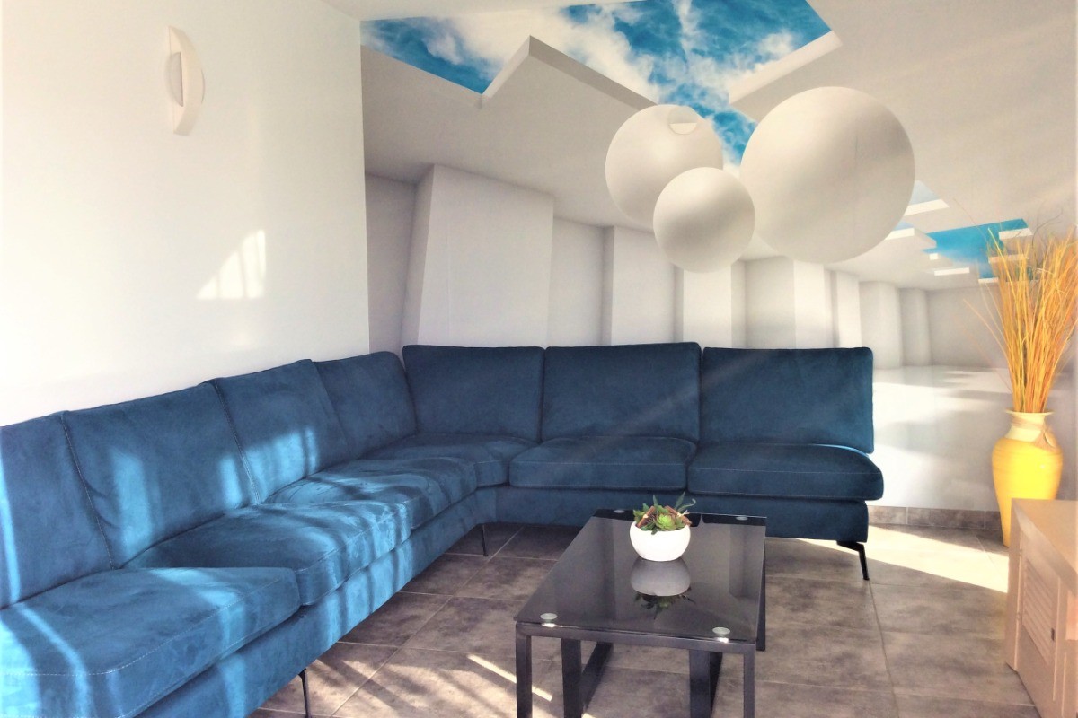 Salon avec vue sur la piscine intérieure privée