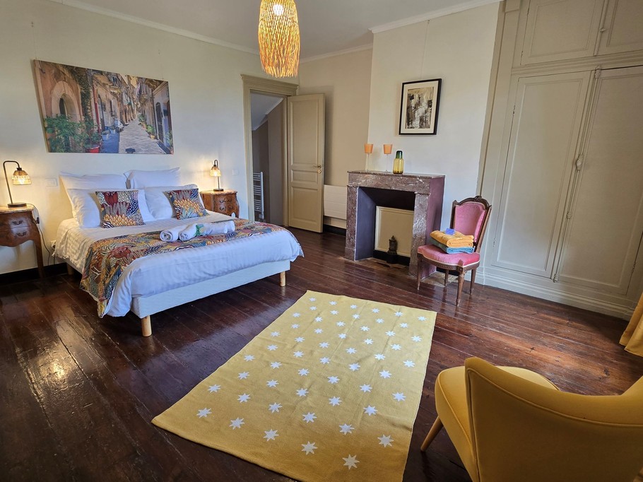 Syracuse Room with a king-size bed on the first floor of Bello Viso in Gironde