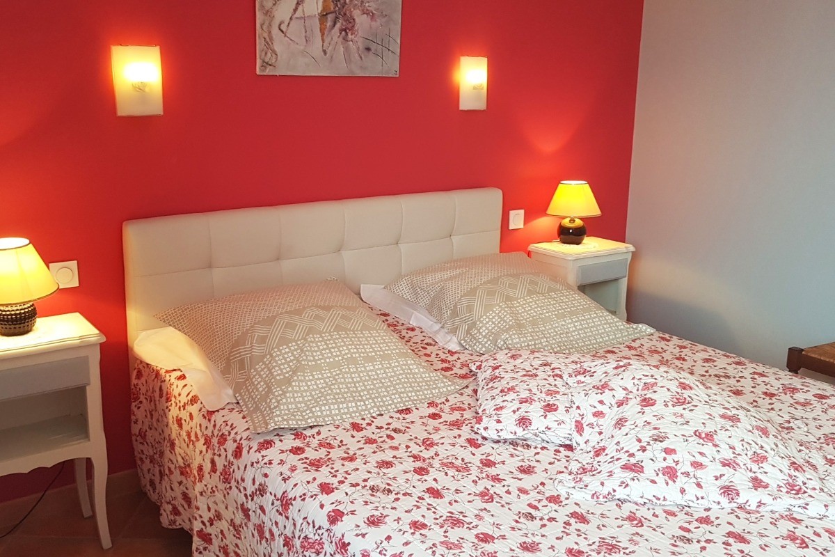 Chambre pour 2 personnes (lit 160 cm) avec salle d'eau attenante.