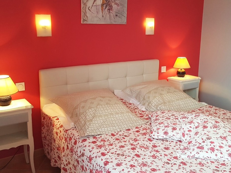 Chambre pour 2 personnes (lit 160 cm) avec salle d'eau attenante.