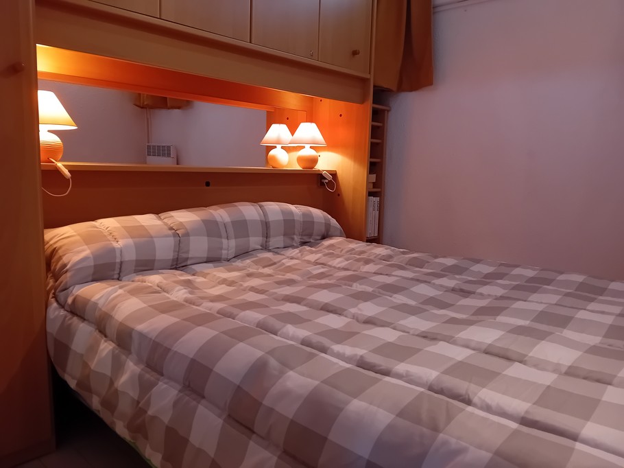 Location de vacances à la Grande Motte - Chambre confortable avec lit double