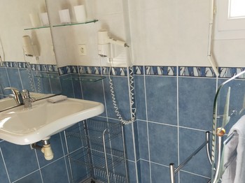 salle de douche avec WC attenante à la chambre