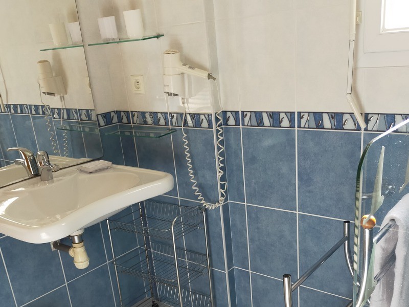 salle de douche avec WC attenante à la chambre