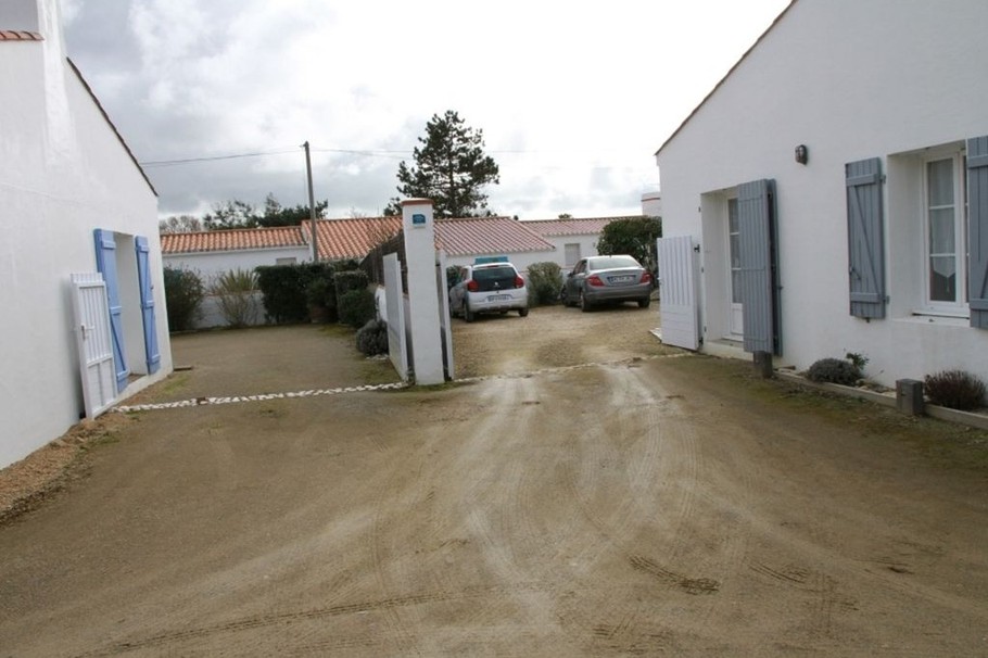 Entrance to the property: (left side)