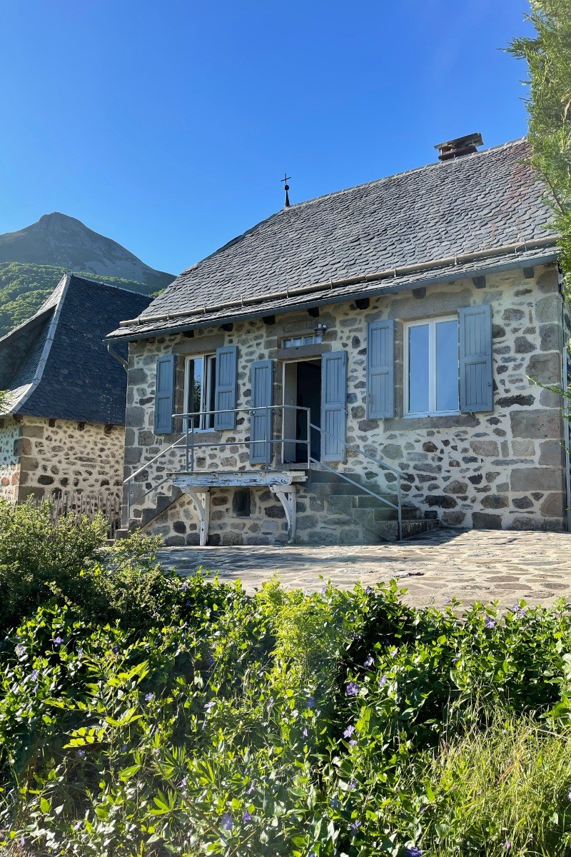 la maison avec le puy Griou en arrière plan