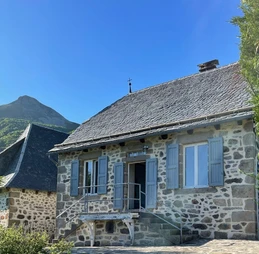 la maison avec le puy Griou en arrière plan