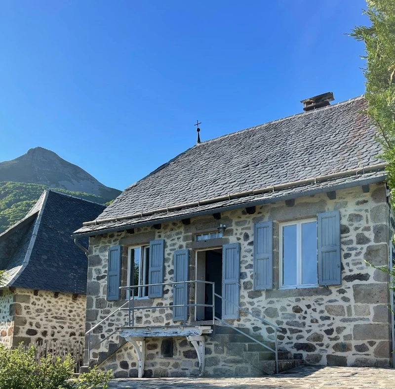 la maison avec le puy Griou en arrière plan