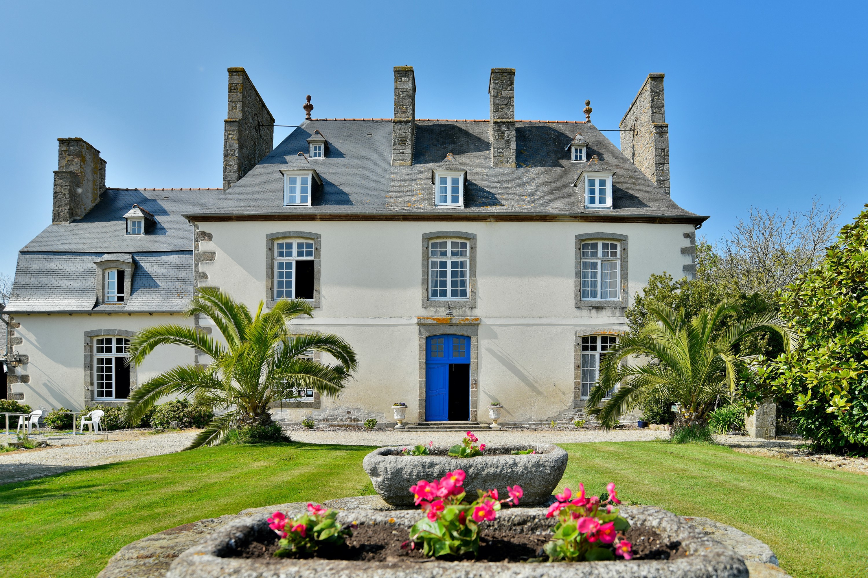 Le Domaine de Launay Blot comprend en plus des roulottes une malouinière datant du 18e siècle avec salon détente commun, salle de petit déjeuner (option), espace dégustations (option). 4 chambres d'hôtes au 1er et 2nd étage.