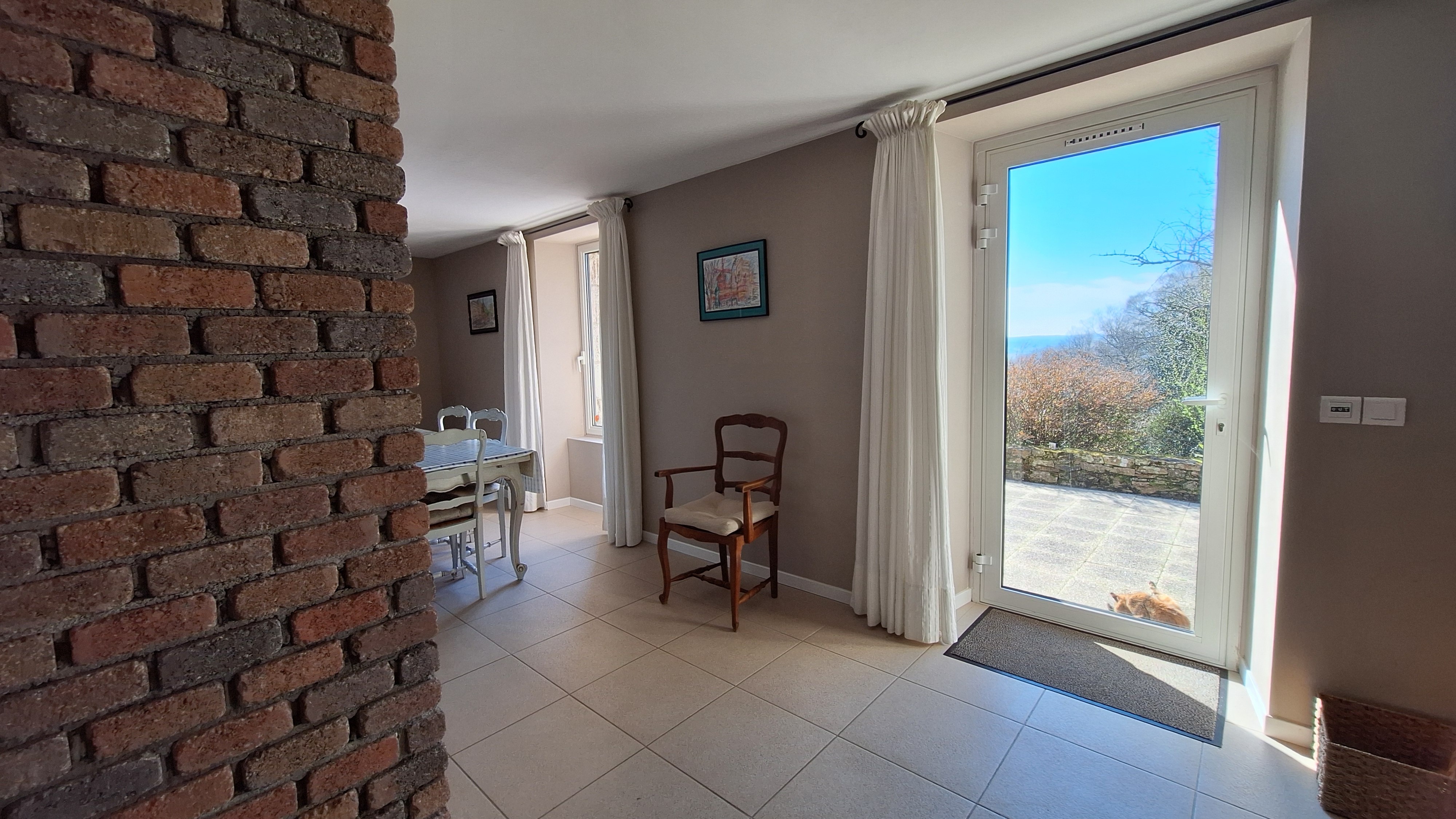 Porte d'entrée et son accès à la terrasse