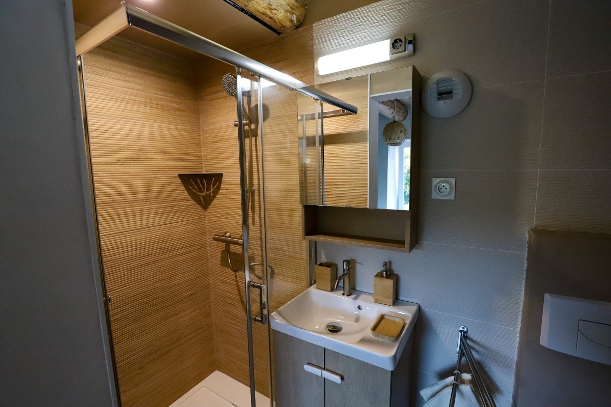 Salle d'eau avec une cabine de douche et wc - L'Hôtel Enfoncée Chambres et Table d'hôtes Le Val d'Ajol