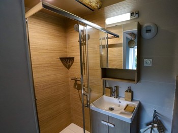 Salle d'eau avec une cabine de douche et wc - L'Hôtel Enfoncée Chambres et Table d'hôtes Le Val d'Ajol