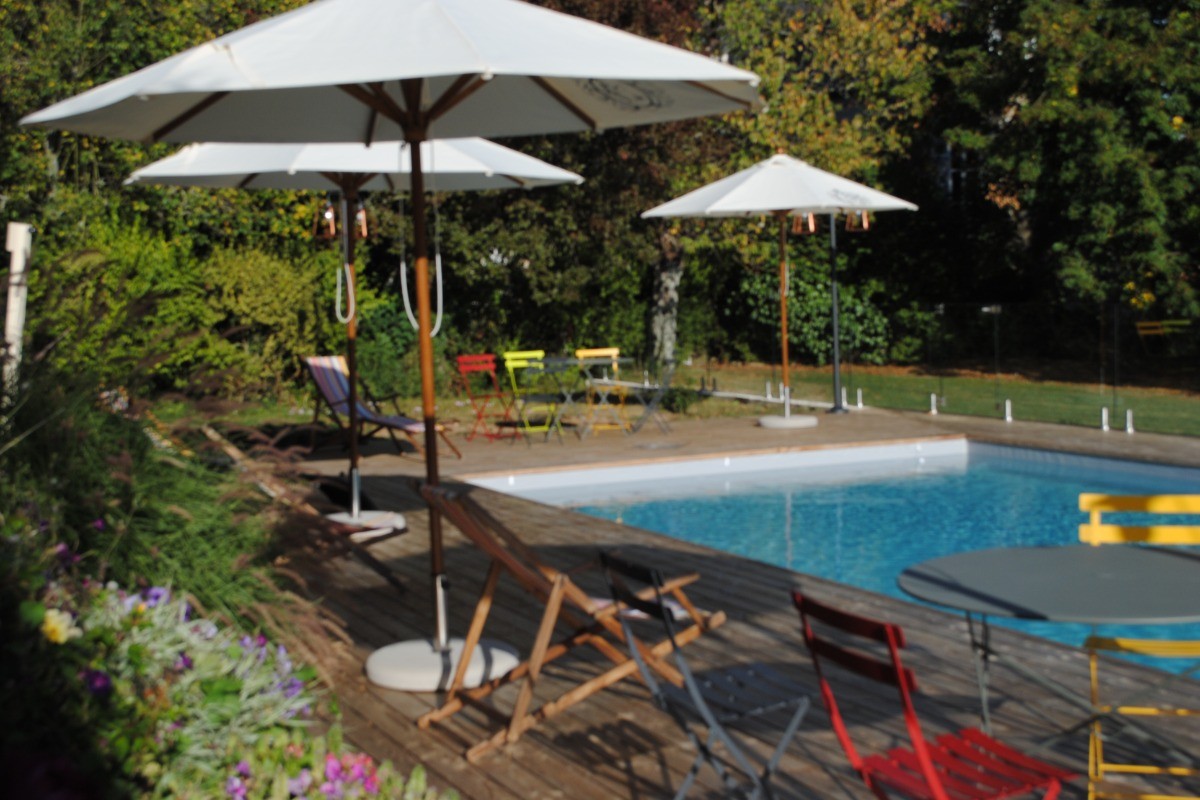 Piscine chauffée de la mi-mai à fin septembre. Grande terrasse close en bois avec salons de jardin et transats à votre disposition et celle d'une chambre d'hôtes. Et aussi : trampoline, table de ping-pong