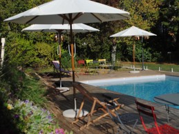 Piscine chauffée de la mi-mai à fin septembre. Grande terrasse close en bois avec salons de jardin et transats à votre disposition et celle d'une chambre d'hôtes. Et aussi : trampoline, table de ping-pong