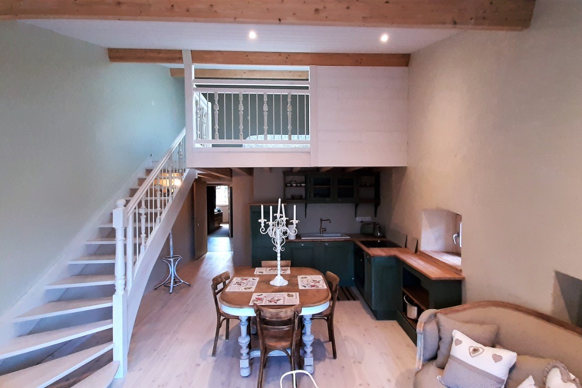 Appartement Millepertuis au 1er étage de la maison, appartement entièrement meublé, sanitaires privatifs, mezzanine avec 4 couchages.