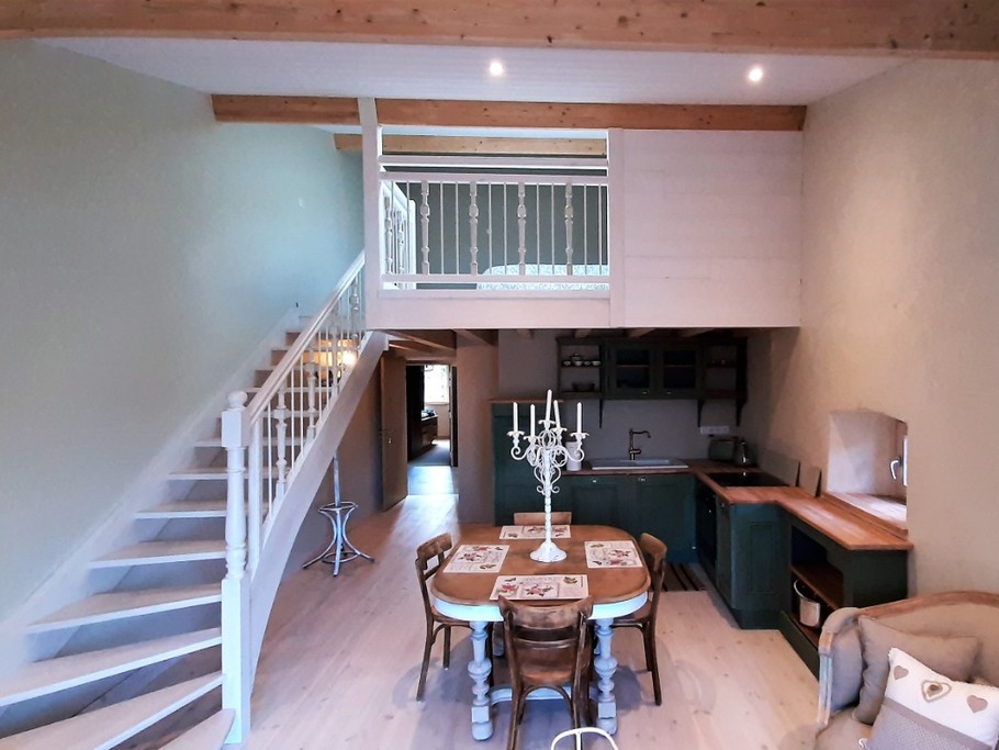 Appartement Millepertuis au 1er étage de la maison, appartement entièrement meublé, sanitaires privatifs, mezzanine avec 4 couchages.