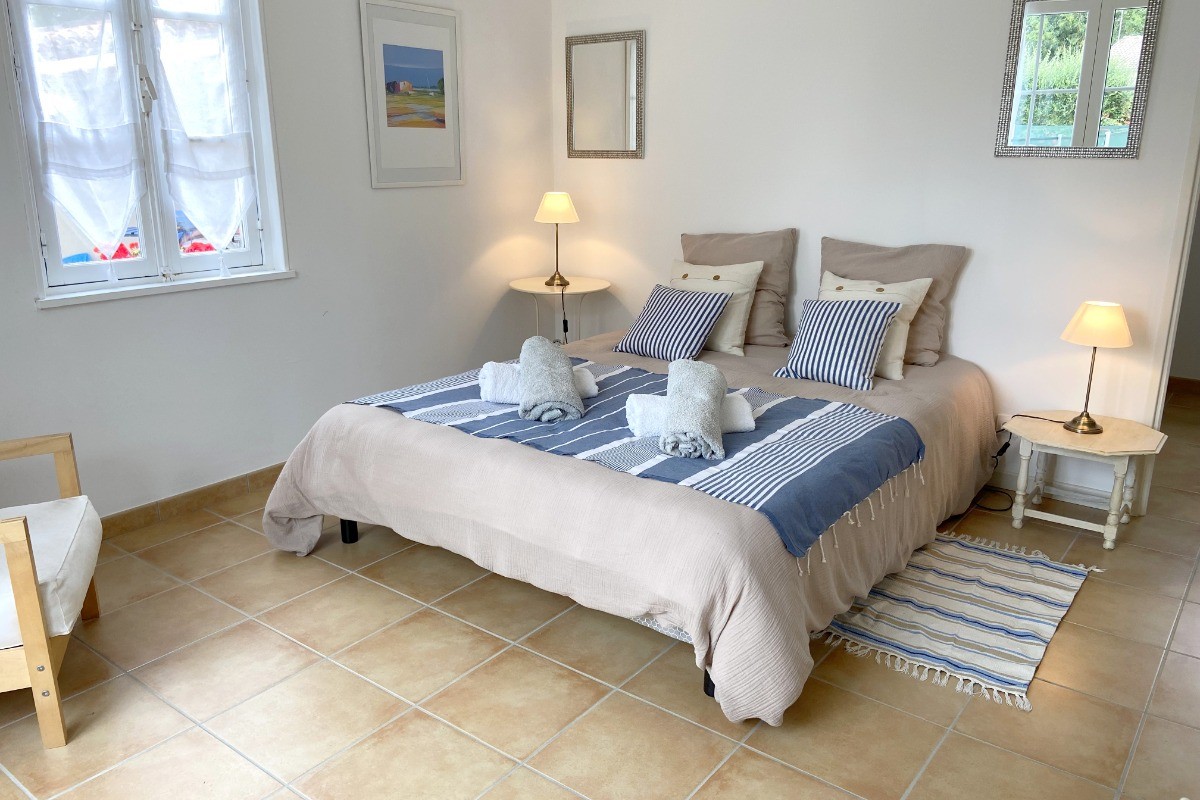 Chambre dans la dépendance : 1 lit en 160