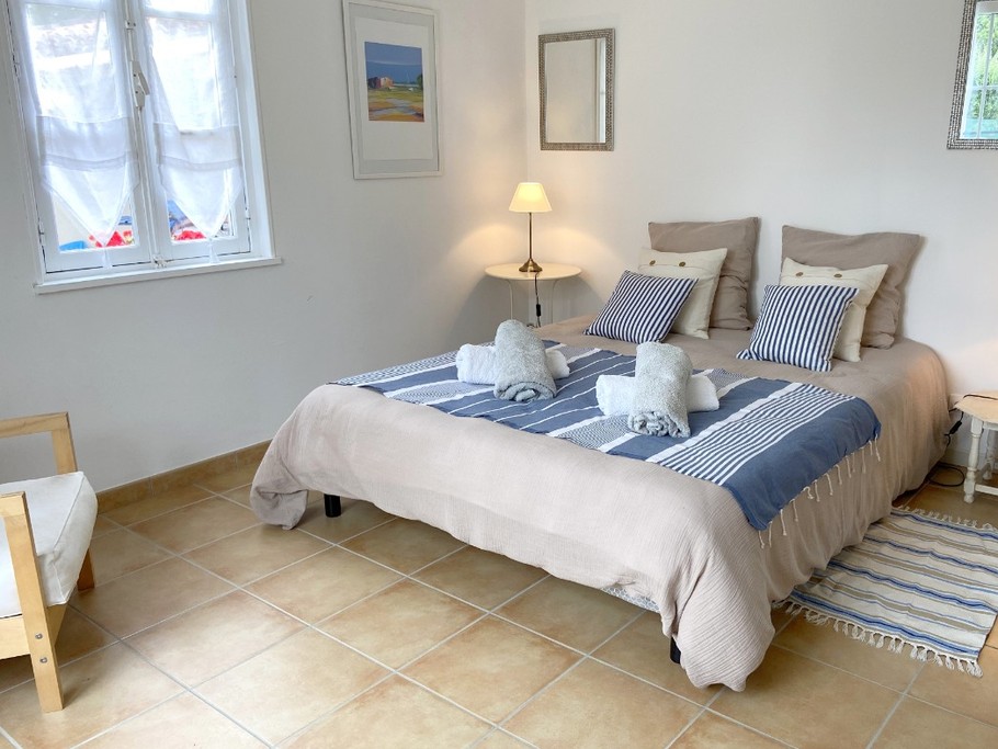 Chambre dans la dépendance : 1 lit en 160