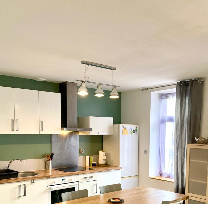 Cuisine entièrement équipée. Lave vaiseelle, four, micro-ondes, cafetière à filtre et senseo, bouilloire,...Kit vaisselle à disposition.